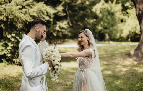 Liviu Teodorescu s-a căsătorit religios cu iubita sa, Iulia. Primele imagini de la eveniment