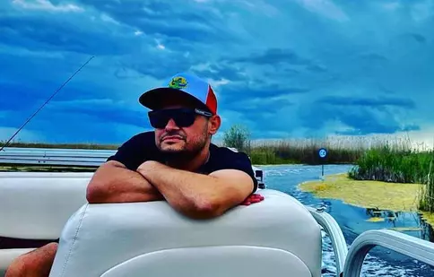 Mihai Rait se relaxează pe malul mării. Cine l-a însoțit în vacanță pe actorul din „Las Fierbinți”