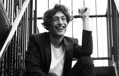 Cine este iubita lui Toto Dumitrescu. Fostul concurent „Te cunosc de undeva!” și frumoasa brunetă au plecat în Zanzibar