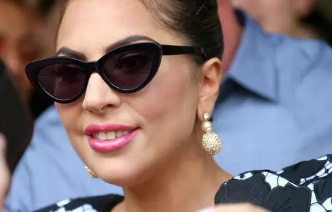 Apariție la înălțime, la propriu. Lady Gaga poartă botine cu o platformă de 23 de centrimetri