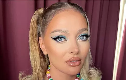 Delia, fotografie ieșită din comun pe internet. „E foarte mișto decolteul invers”. Ce i-au scris fanii