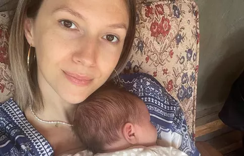De trei ori „A”. Adela Popescu a anunțat numele celui de-al treilea bebeluș. Ce imagine a postat online