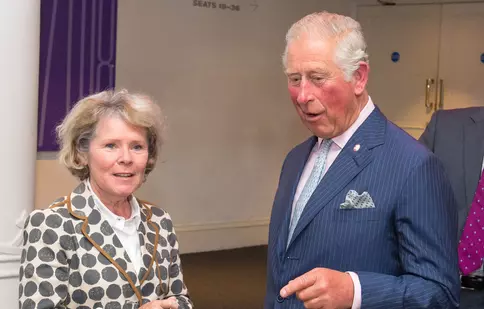 Au apărut primele imagini din noul sezon al serialului „The Crown”, cu Imelda Staunton în rolul reginei Elisabeta a II-a