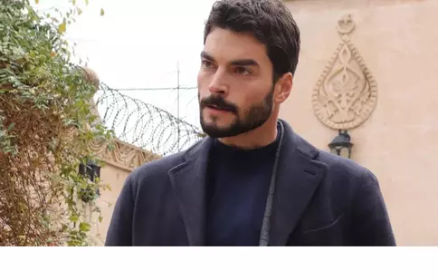 Ce bine vorbește engleza Akin Akinözü! Actorul din „Hercai” a povestit ce-a pățit după primul lui sărut