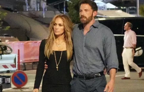 Bat clopotele de nuntă? Ben Affleck, surprins uitându-se la inele, la Tiffany