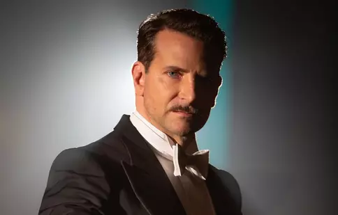 A apărut trailerul la „Nightmare Alley”, un film noir semnat de Guillermo del Toro