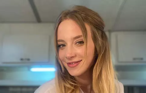 Cine este și câți ani are Hayal Köseoğlu. Cum a devenit celebră interpreta Acelyei din serialul „Doctorul minune”