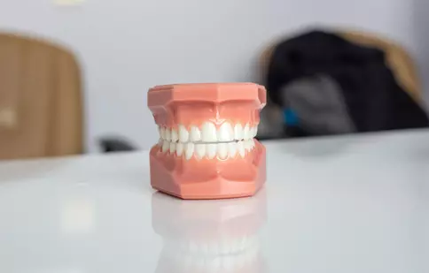 Sănătatea orală și îmbătrânirea – cum avem grijă de dantura noastră pe măsură ce înaintăm în vârstă?