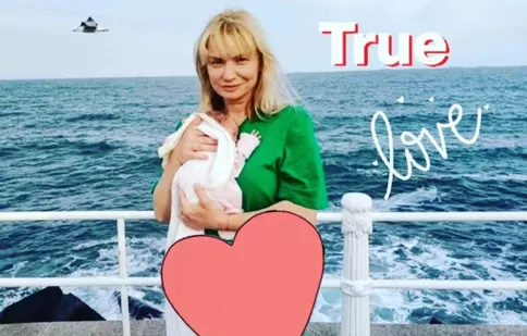 Cum arată fetița de 2 luni a Cristinei Cioran. Prima imagine în care i se vede chipul Emei