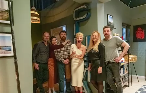 „Complet necunoscuți” este disponibil pe Netflix