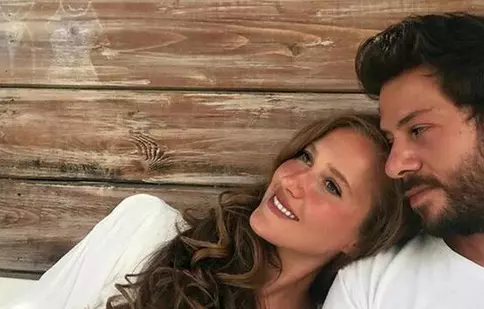 Oya Unustası și Ahmet Tansu Taşanlar, actorii din serialul „Hercai”, s-au căsătorit!