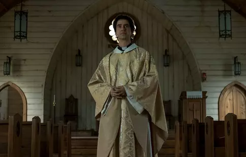 „Slujba de la miezul nopții” – un nou coșmar semnat de Mike Flanagan disponibil pe Netflix