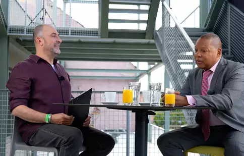 Reputata emisiune „Garantat 100%” revine cu un nou sezon de neratat. Celebrul muzician Wynton Marsalis, invitatul primei ediții