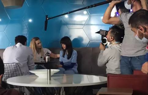 VIDEO. Primele imagini cu Taner Ölmez din „Doctorul minune” în culise. Ce fac actorii în pauzele dintre filmări