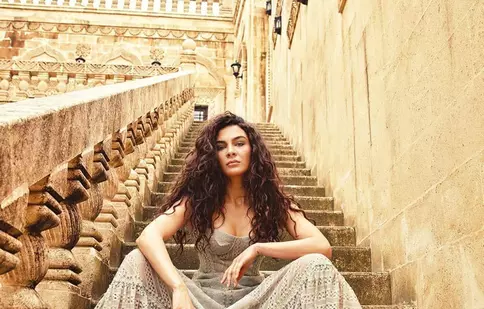 Cum arată Ebru Șahin („Hercai”) în noul ei serial. Primele imagini din culise
