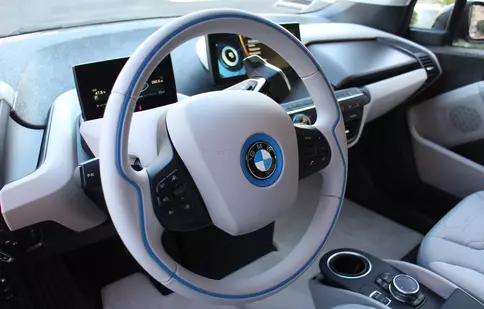 Apelează la serviciul de închirieri auto și bucură-te de libertate în mișcare!