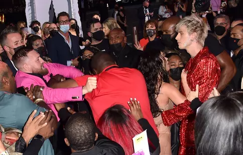 Iubitul lui Megan Fox, la un pas să fie făcut KO de Conor McGregor, la gala MTV VMA