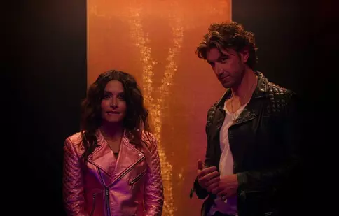 Sarah Shahi și Adam Demos, actorii din serialul „Sex/Life” de pe Netflix, formează un cuplu și în realitate