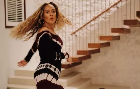 Adele a lansat „Easy On Me”, prima piesă după o pauză de 6 ani. Videoclipul, vizionat de 18 milioane de ori în 10 ore