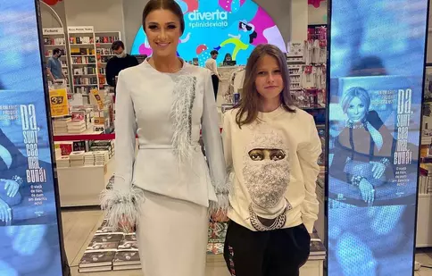 Anamaria Prodan, cu fiul ei și al lui Reghecampf la lansarea noilor ei cărți: „Noi nu plângem decât acasă”