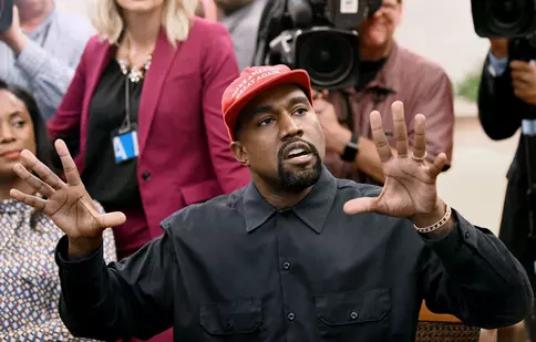 Apariție șocantă a lui Kanye West. Artistul a purtat o mască terifiantă pe străzile din Veneția