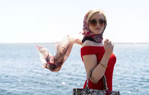 Au apărut primele imagini din „Inventing Anna/Inventând-o pe Anna”. Noul serial, făcut de Shonda Rhimes special pentru Netflix