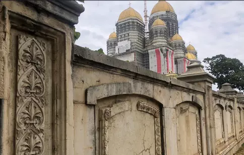 Se fură într-o veselie din gardul Casei Poporului din București. Și, la urma urmelor, al cărui popor e Casa Poporului?