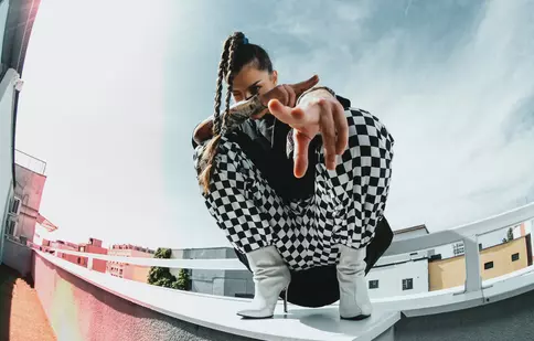 EMAA revine cu un nou single, „Sufletu’ Imun”. În clipul piesei sunt incluse și imagini din arhiva personală