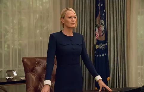 Top 10 seriale politice pe care le poți urmări online în România