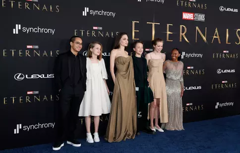 Fiica Angelinei Jolie a renunțat la hainele bărbătești. Shiloh Jolie-Pitt, apariție surprinzătoare pe covorul roșu