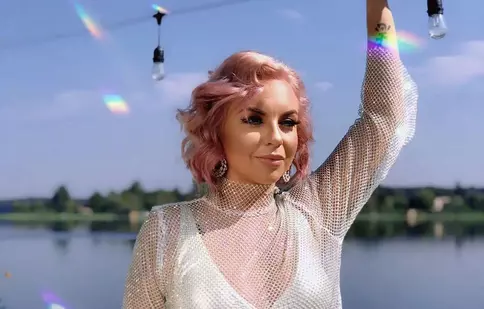 Eliza Natanticu a lansat prima melodie după Asia Express. A apărut în brațele unui actor în videoclipul piesei