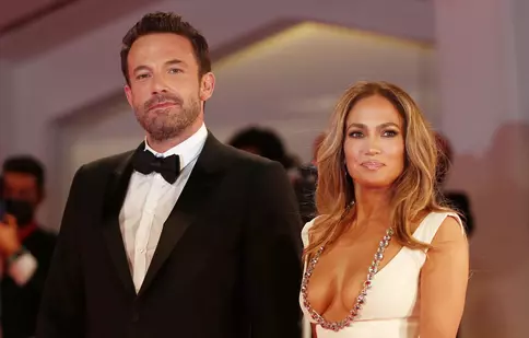 Jennifer Lopez a publicat noi imagini fabuloase de la nunta ei cu Ben Affleck. Celebra artistă a schimbat trei rochii
