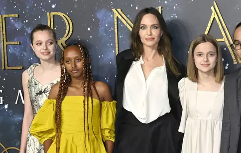 Shiloh, o nouă apariție strălucitoare pe covorul roșu. A reciclat una dintre rochiile Angelinei Jolie