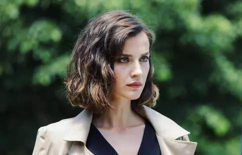 Irem Helvacıoğlu („Lacrimi la Marea Neagră”) și Engin Akyürek („Dragoste de contrabandă”) joacă într-un serial nou. Despre ce e vorba și când va fi lansat