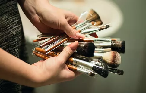 Pictează-ți frumusețea pe chip: iată ce pensule de machiaj ai nevoie să deții