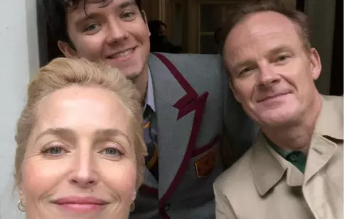 Un detaliu interesant, care le-a scăpat fanilor serialului ”Sex Education” (Netflix). Cine apare în sezonul 3