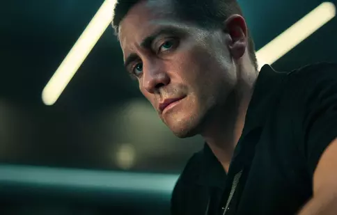 Jake Gyllenhaal e genial în „Vinovatul”, film disponibil pe Netflix. Un thriller cu scene care-ți taie respirația!