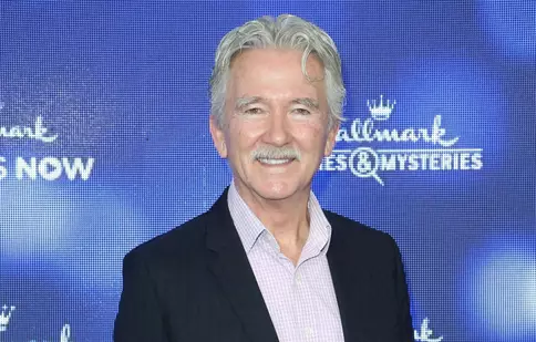 Iubește cu foc la 72 de ani. Patrick Duffy, fotografiat în timp ce se săruta cu iubita sa pe o stradă din Santa Barbara