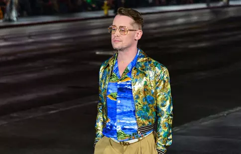 Macaulay Culkin, pe podiumul de modă. Cum a ajuns actorul din „Singur acasă” model la 41 de ani