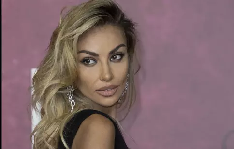 Mădălina Ghenea, răvășitoare la premiera filmului „House of Gucci”, la Londra. A fost pe covorul roșu alături de Lady Gaga și Salma Hayek