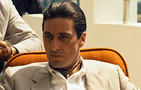 Filme la TV azi, 11 noiembrie: „Nașul II”, „Bugsy”, „Jackie Brown”, „Unde dai și unde crapă”