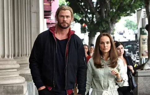 Se lucrează la „Thor: Love and Thunder”. Natalie Portman și Chris Hemsworth, fotografiați împreună pe străzile din L.A.