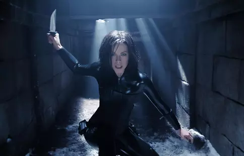 Filme la TV azi, 12 noiembrie: „Lumea de dincolo 2: Evoluția”, „Nopți albe în Seattle”, „Misiune în Hong Kong”