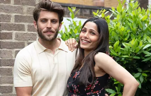 Freida Pinto a născut! Primele imagini cu bebelușul