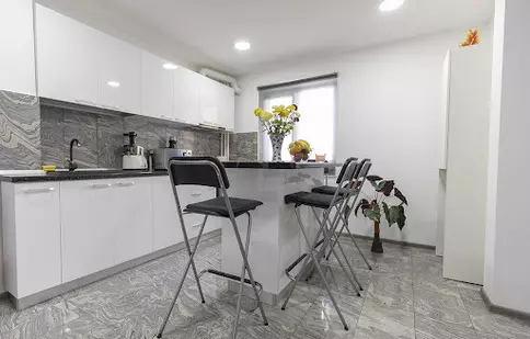 Care sunt avantajele și dezavantajele plăcilor de granit în amenajări?