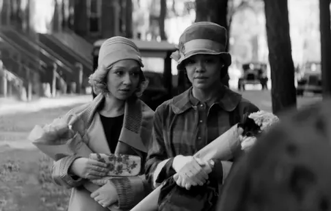 „Mirajul identității”/ „Passing”, aclamat de critici, vine la Netflix. Când are premiera filmul cu Tessa Thompson și Alexander Skarsgård