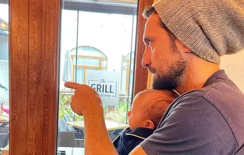 „Nu e al meu”. Reacția lui Dani Oțil după ce prima poză cu chipul fiului său a apărut online. FOTO