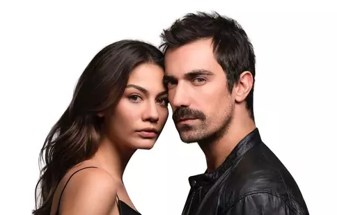 Demet Özdemir și Ibrahim Çelikkol, actorii din „Prizoniera destinului”, s-au despărțit de partenerii lor