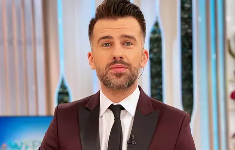 Imagini cu Florin Ristei în rochie. De ce s-a îmbrăcat așa la TV