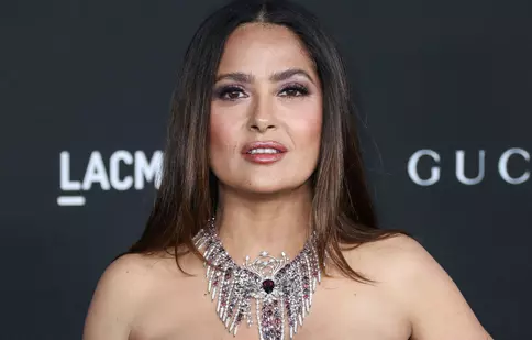 Salma Hayek, apariție spectaculoasă în costum de baie pentru promovarea filmului „House of Gucci”